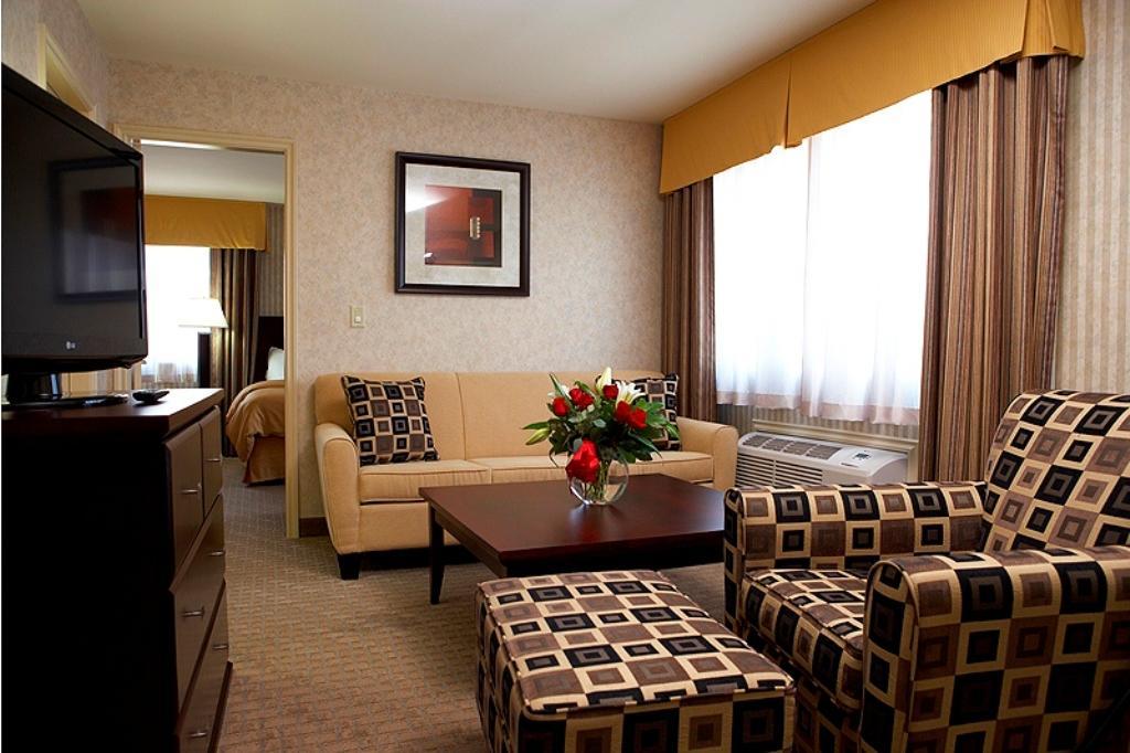 Quality Hotel & Suites لانغلي الغرفة الصورة